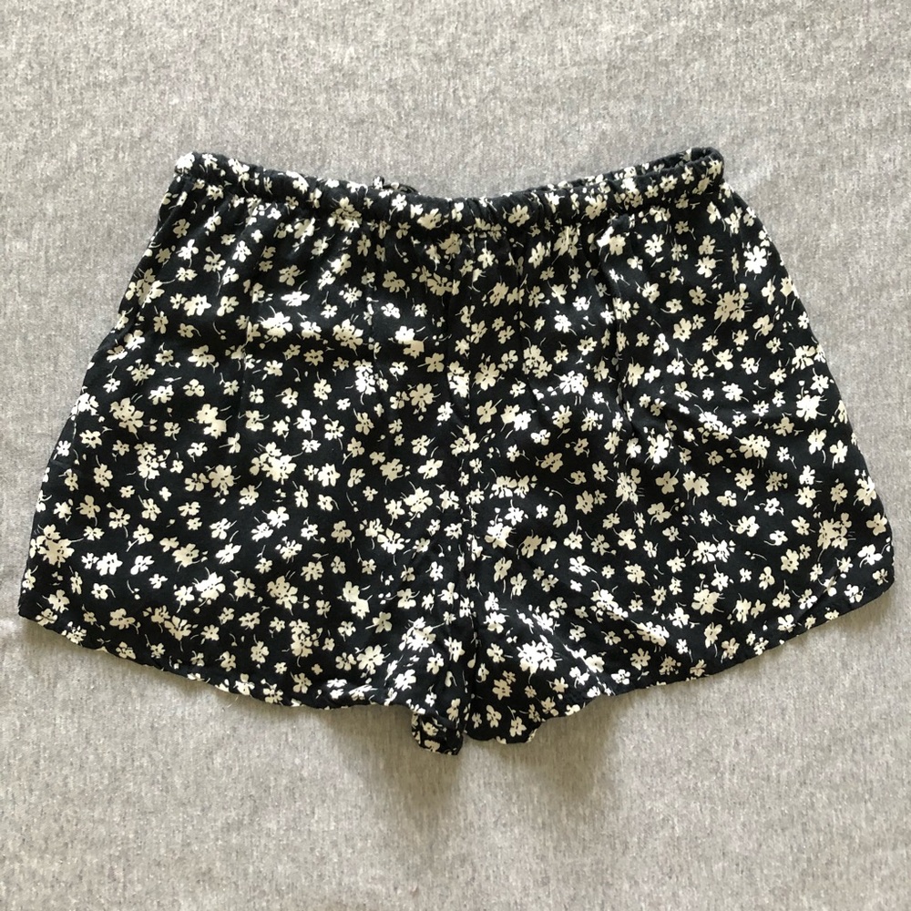 Brandy Melville floral black & white shorts - Picture 2 of 6